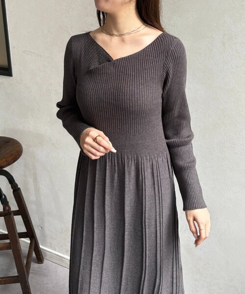 Thevon(ゼボン)の「ドレープネックリブ切替ニットワンピース(ワンピース・レディース・チャコールグレー/グレイッシュベージュ/ブラック/ブラウン・FREE)」の16枚目の写真