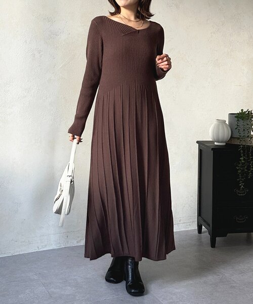 Thevon(ゼボン)の「ドレープネックリブ切替ニットワンピース(ワンピース・レディース・チャコールグレー/グレイッシュベージュ/ブラック/ブラウン・FREE)」の18枚目の写真