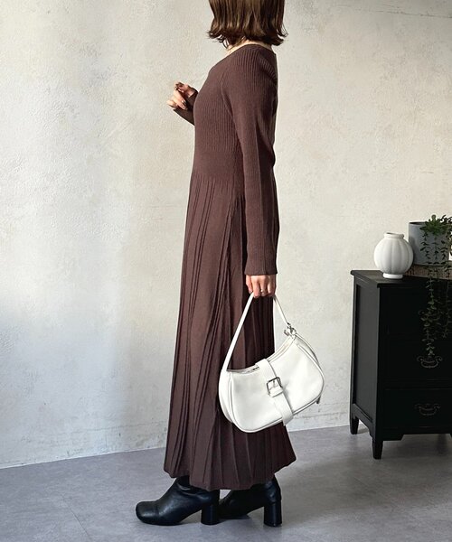 Thevon(ゼボン)の「ドレープネックリブ切替ニットワンピース(ワンピース・レディース・チャコールグレー/グレイッシュベージュ/ブラック/ブラウン・FREE)」の19枚目の写真