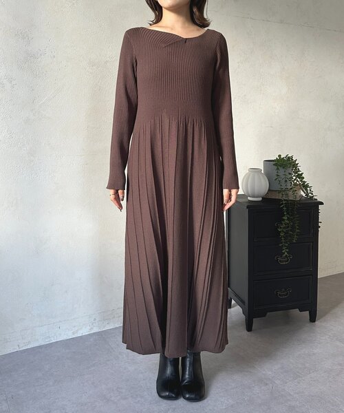 Thevon(ゼボン)の「ドレープネックリブ切替ニットワンピース(ワンピース・レディース・チャコールグレー/グレイッシュベージュ/ブラック/ブラウン・FREE)」の22枚目の写真
