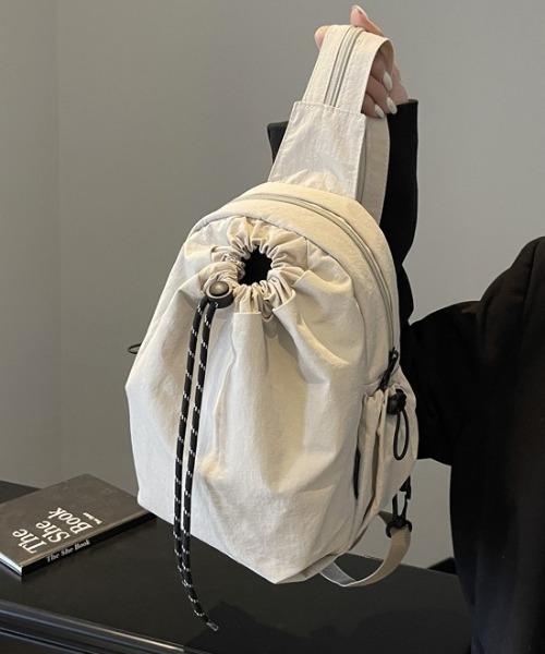 lilful(リルフル)の「2WAY ドローコード付き ミニリュック ショルダーバッグ(ショルダーバッグ・レディース・ブラック/アイボリー・F)」の2枚目の写真