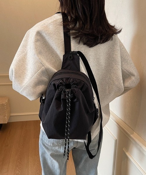 lilful(リルフル)の「2WAY ドローコード付き ミニリュック ショルダーバッグ(ショルダーバッグ・レディース・ブラック/アイボリー・F)」の3枚目の写真
