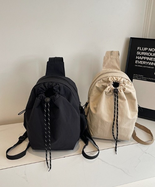 lilful(リルフル)の「2WAY ドローコード付き ミニリュック ショルダーバッグ(ショルダーバッグ・レディース・ブラック/アイボリー・F)」の4枚目の写真