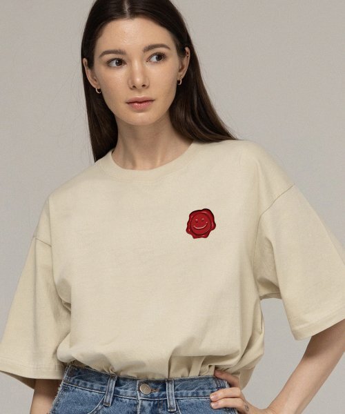 GRAVER（グレーバー）の「[ユニセックス]シーリングドローイングスマイル半袖Tシャツ_サンドベージュ（Tシャツ/カットソー・レディース・ベージュ・X-LARGE/SMALL/MEDIUM/LARGE）」の2枚目の写真