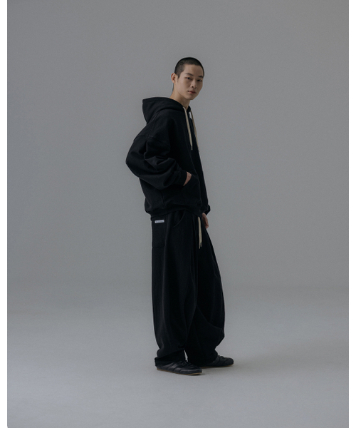 ANGLAN（アングラン）の「Valley Tuck Sweat Balloon Hoodie - Black（パーカー・メンズ・ブラック・FREE/1/2）」の4枚目の写真