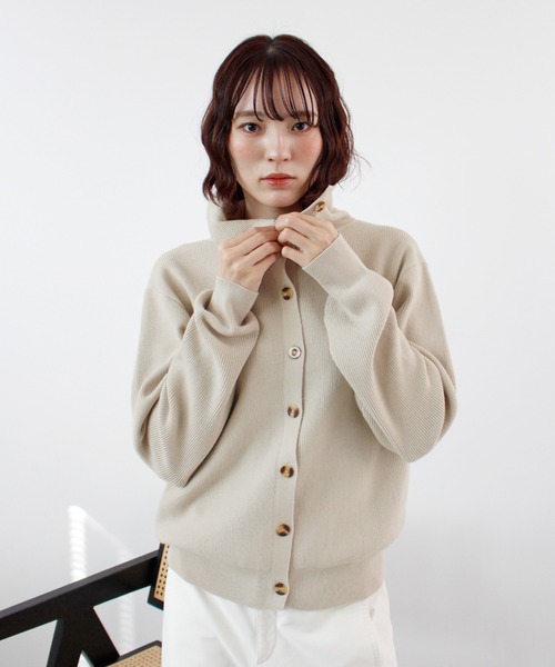 ABYS(アビス)の「ボタンデザイン2WAYハイネックニット(ニット/セーター・レディース・ベージュ/チャコールグレー/カーキ・FREE)」の6枚目の写真