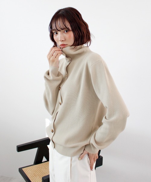 ABYS(アビス)の「ボタンデザイン2WAYハイネックニット(ニット/セーター・レディース・ベージュ/チャコールグレー/カーキ・FREE)」の7枚目の写真
