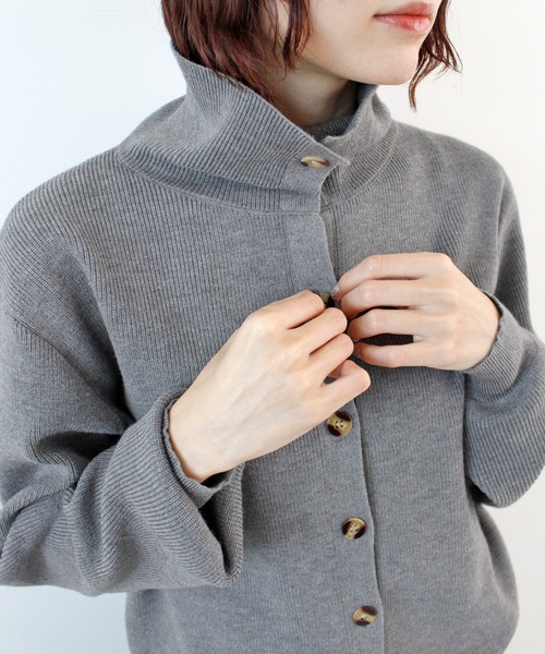 ABYS(アビス)の「ボタンデザイン2WAYハイネックニット(ニット/セーター・レディース・ベージュ/チャコールグレー/カーキ・FREE)」の22枚目の写真