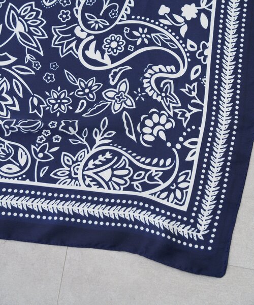 SHENERY（シーナリー）の「ペイズリースカーフ（バンダナ/スカーフ・レディース・ブラウン/ネイビー・FREE）」の5枚目の写真