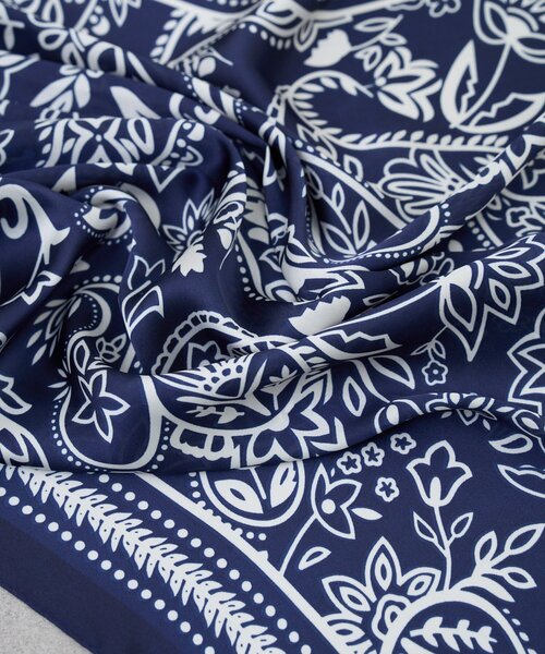 SHENERY（シーナリー）の「ペイズリースカーフ（バンダナ/スカーフ・レディース・ブラウン/ネイビー・FREE）」の6枚目の写真