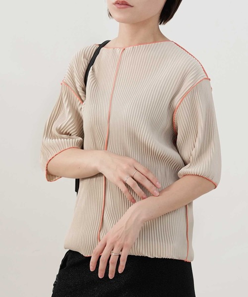 Bulue.(ブルー)の「【Bulue.】メロー配色プリーツトップス(Tシャツ/カットソー・レディース・ブラック/グレー/ベージュ/ブラウン/アイボリー・FREE)」の2枚目の写真