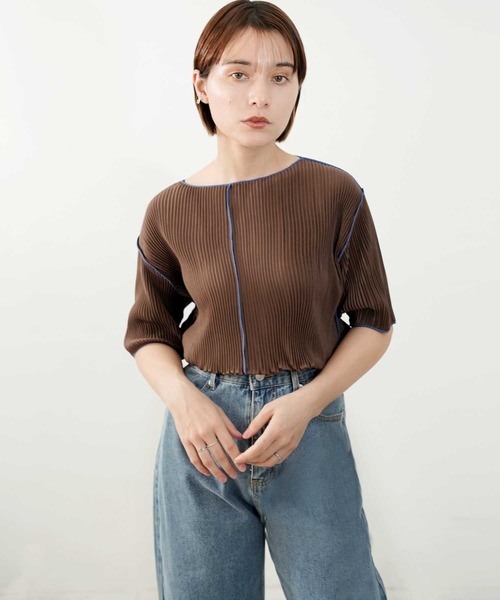 Bulue.(ブルー)の「【Bulue.】メロー配色プリーツトップス(Tシャツ/カットソー・レディース・ブラック/グレー/ベージュ/ブラウン/アイボリー・FREE)」の1枚目の写真