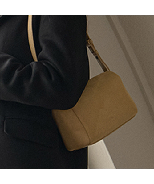 ANOETIC(アノエティック)の「ANC SUEDE SARA BAG_4COLOR(ショルダーバッグ・レディース・ブラウン/オリーブ/イエロー系その他/ブラック・FREE)」の4枚目の写真