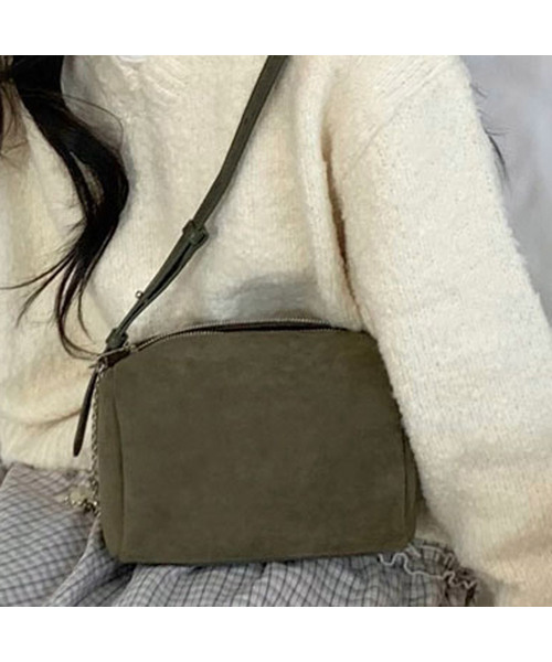 ANOETIC(アノエティック)の「ANC SUEDE SARA BAG_4COLOR(ショルダーバッグ・レディース・ブラウン/オリーブ/イエロー系その他/ブラック・FREE)」の3枚目の写真