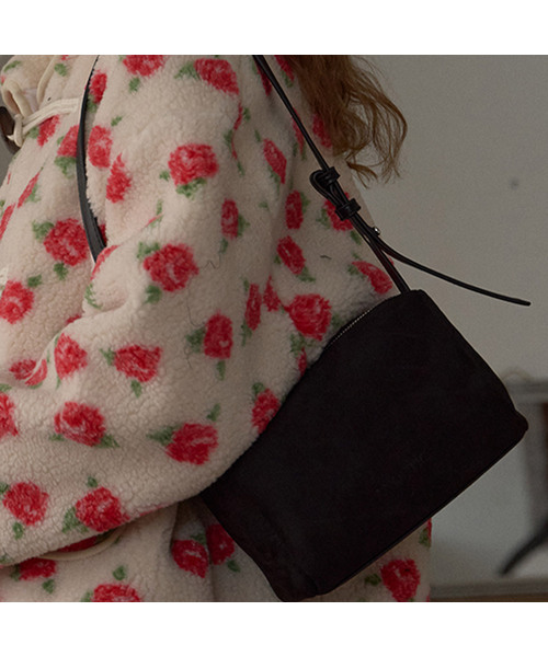 ANOETIC(アノエティック)の「ANC SUEDE SARA BAG_4COLOR(ショルダーバッグ・レディース・ブラウン/オリーブ/イエロー系その他/ブラック・FREE)」の2枚目の写真