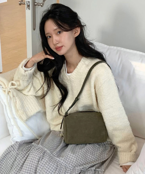 ANOETIC(アノエティック)の「ANC SUEDE SARA BAG_4COLOR(ショルダーバッグ・レディース・ブラウン/オリーブ/イエロー系その他/ブラック・FREE)」の7枚目の写真