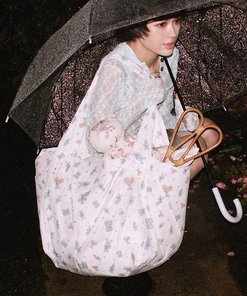 igi(イジ)の「igi×Ema Gaspar - LITTLE FRIEND JAMBO TOTE / ビッグトートバッグ(トートバッグ・レディース・ホワイト・FREE)」の1枚目の写真