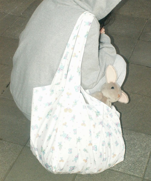 igi(イジ)の「igi×Ema Gaspar - LITTLE FRIEND JAMBO TOTE / ビッグトートバッグ(トートバッグ・レディース・ホワイト・FREE)」の3枚目の写真