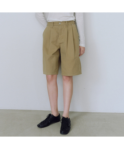 URAGO(ユラーゴ)の「Two-tuck bermuda denim pants(その他パンツ・レディース・カーキ/アイボリー・SMALL/MEDIUM/LARGE)」の2枚目の写真