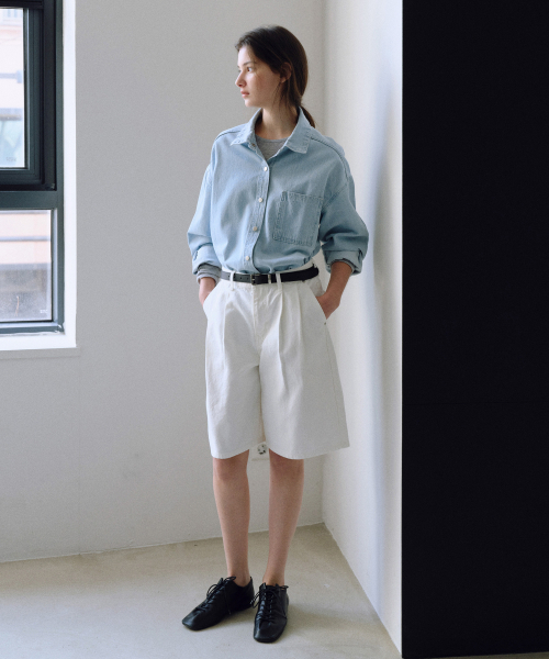 URAGO(ユラーゴ)の「Two-tuck bermuda denim pants(その他パンツ・レディース・カーキ/アイボリー・SMALL/MEDIUM/LARGE)」の4枚目の写真