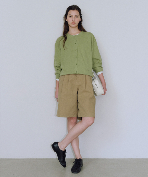 URAGO(ユラーゴ)の「Two-tuck bermuda denim pants(その他パンツ・レディース・カーキ/アイボリー・SMALL/MEDIUM/LARGE)」の5枚目の写真