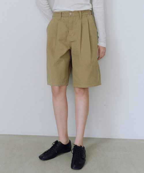 URAGO(ユラーゴ)の「Two-tuck bermuda denim pants(その他パンツ・レディース・カーキ/アイボリー・SMALL/MEDIUM/LARGE)」の6枚目の写真