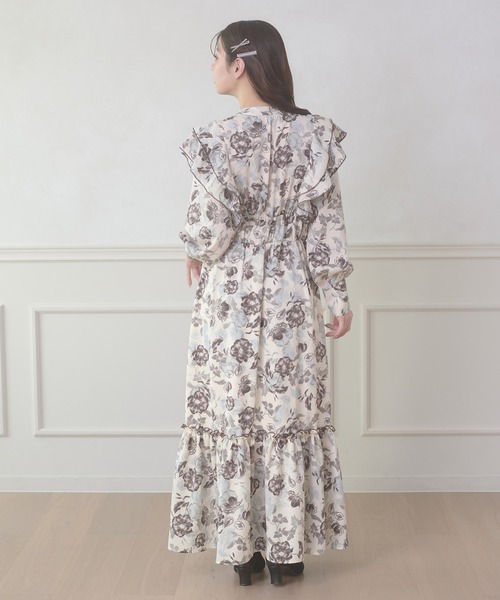 Ambre Neige(アンブルネージュ)の「flower ruffle frills long dress / ハナガララッフルフリルロングワンピース(ワンピース・レディース・アイボリー・FREE)」の5枚目の写真