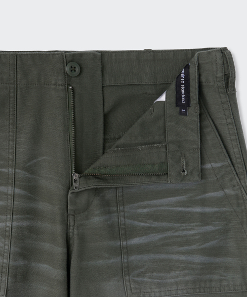 MUSINSA STANDARD（ムシンサスタンダード）の「フェイデッドバックサテンパティグパンツ [カーキ]（その他パンツ・メンズ・その他・28/29/32/30/31/33/26/27/40/38/42/36/34）」の4枚目の写真