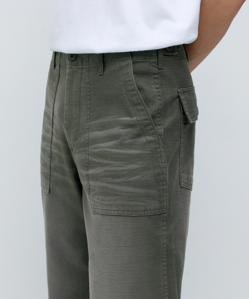 MUSINSA STANDARD（ムシンサスタンダード）の「フェイデッドバックサテンパティグパンツ [カーキ]（その他パンツ・メンズ・その他・28/29/32/30/31/33/26/27/40/38/42/36/34）」の5枚目の写真