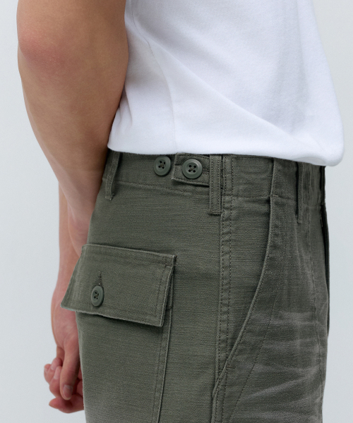 MUSINSA STANDARD（ムシンサスタンダード）の「フェイデッドバックサテンパティグパンツ [カーキ]（その他パンツ・メンズ・その他・28/29/32/30/31/33/26/27/40/38/42/36/34）」の6枚目の写真