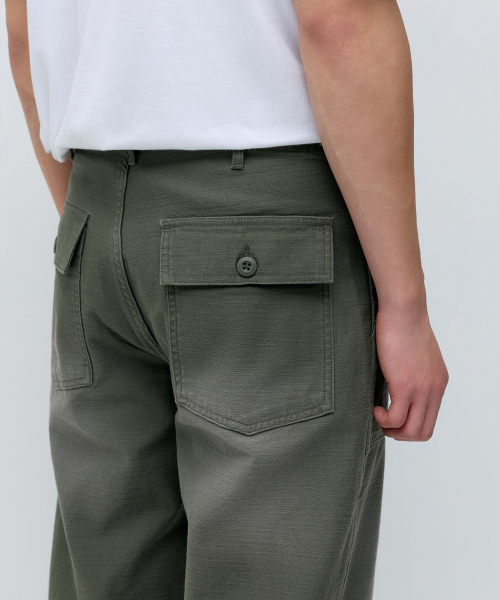 MUSINSA STANDARD（ムシンサスタンダード）の「フェイデッドバックサテンパティグパンツ [カーキ]（その他パンツ・メンズ・その他・28/29/32/30/31/33/26/27/40/38/42/36/34）」の7枚目の写真