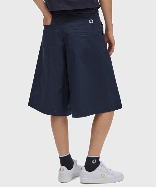 FRED PERRY(フレッドペリー)の「Pleated Shorts/プリーツショートパンツ(その他パンツ・レディース・ネイビー・10/8)」の2枚目の写真