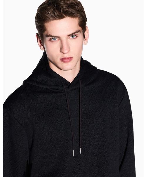 ARMANI EXCHANGE(アルマーニエクスチェンジ)の「【A|X アルマーニ エクスチェンジ】ダイアゴナル オールオーバージャカードロゴ フーデッドスウェットプルオーバー(スウェット・メンズ・ブラック/オフホワイト・X-SMALL/SMALL/MEDIUM/LARGE/XX-LARGE)」の4枚目の写真