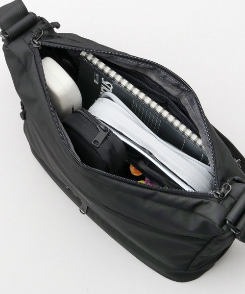 fulcro(フルクロ)の「撥水・耐水 自立型 ターポリン ショルダーバッグ A5・PET収納対応 compart コンパート(ショルダーバッグ・メンズ・ブラック・FREE)」の9枚目の写真