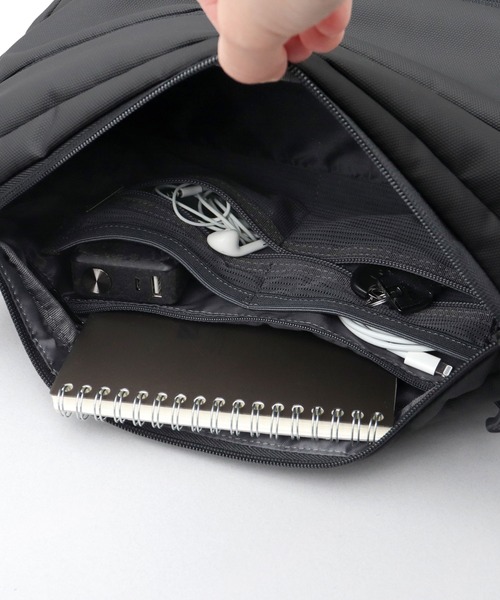 fulcro(フルクロ)の「撥水・耐水 自立型 ターポリン ショルダーバッグ A5・PET収納対応 compart コンパート(ショルダーバッグ・メンズ・ブラック・FREE)」の10枚目の写真