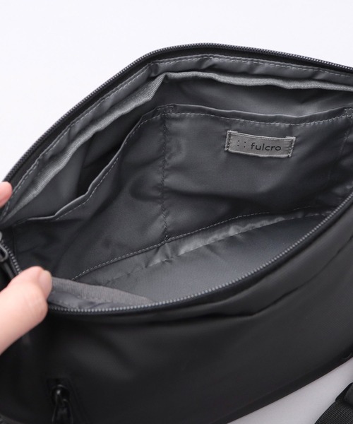 fulcro(フルクロ)の「撥水・耐水 自立型 ターポリン ショルダーバッグ A5・PET収納対応 compart コンパート(ショルダーバッグ・メンズ・ブラック・FREE)」の11枚目の写真