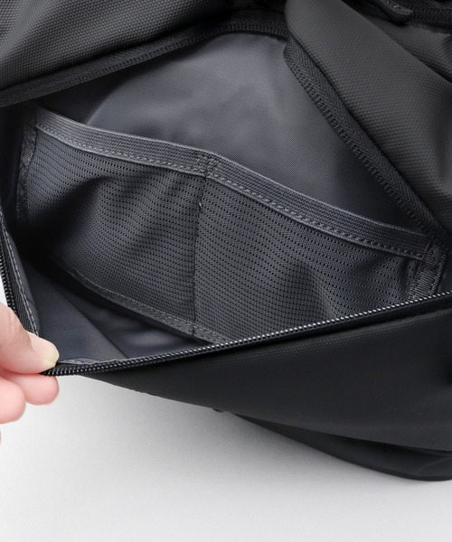 fulcro(フルクロ)の「撥水・耐水 自立型 ターポリン ショルダーバッグ A5・PET収納対応 compart コンパート(ショルダーバッグ・メンズ・ブラック・FREE)」の13枚目の写真
