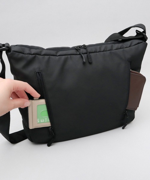 fulcro(フルクロ)の「撥水・耐水 自立型 ターポリン ショルダーバッグ A5・PET収納対応 compart コンパート(ショルダーバッグ・メンズ・ブラック・FREE)」の15枚目の写真
