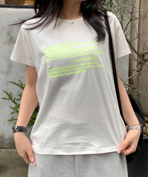 link lot（リンクロット）の「【汗染み防止加工】レタリング刺繍カラーロゴプリントTシャツ（Tシャツ/カットソー・レディース・ブラック/チャコール/ホワイト/グレー・F）」の2枚目の写真