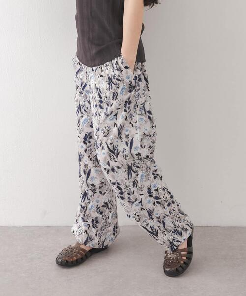 URBAN RESEARCH DOORS（アーバンリサーチドアーズ）の「『親子リンク』フラワープリントイージーパンツ(KIDS)（その他パンツ・キッズ・ホワイト系その他/ベージュ系その他/グレー系その他・105/120/135）」の2枚目の写真