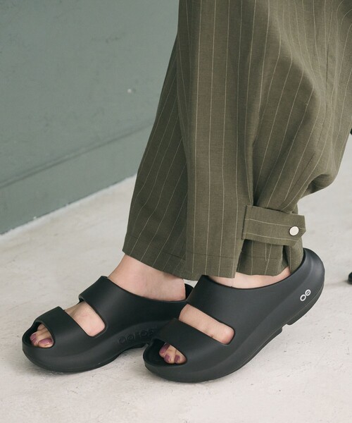 OOFOS(ウーフォス)の「<OOFOS>OOyea サンダル/ブラック(サンダル・レディース・ブラック・8/6/7)」の1枚目の写真