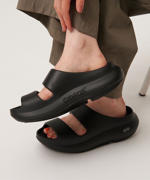 OOFOS(ウーフォス)の「<OOFOS>OOyea サンダル/ブラック(サンダル・レディース・ブラック・8/6/7)」の4枚目の写真