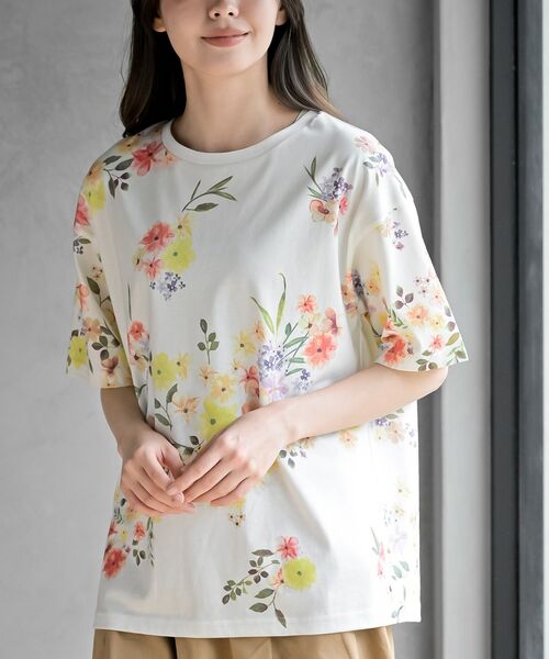rps（アールピーエス）の「花柄総柄Ｔ（Tシャツ/カットソー・レディース・オフホワイト/ホワイト系その他2/ブラック/グレイッシュベージュ・フリー）」の2枚目の写真