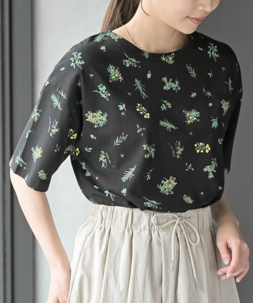 rps（アールピーエス）の「花柄総柄Ｔ（Tシャツ/カットソー・レディース・オフホワイト/ホワイト系その他2/ブラック/グレイッシュベージュ・フリー）」の4枚目の写真