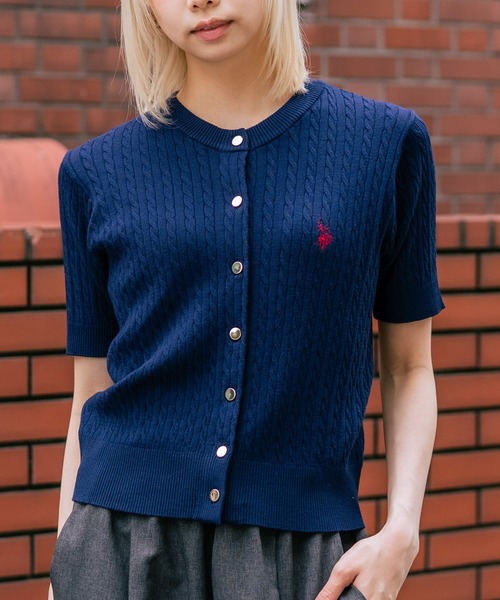 U.S. POLO ASSN.(ユーエスポロアッスン)の「【U.S. POLO ASSN./ユーエスポロアッスン】【1枚で着れる 半袖カーディガン】ケーブル編み 半袖カーディガン ワンポイントロゴ刺繍 きれいめ オフィス 通勤 冷房対策 トラッド 韓国ファッション(カーディガン/ボレロ・レディース・ホワイト/レッド/ネイビー/チャコールグレー/ブラック・MEDIUM/LARGE)」の4枚目の写真