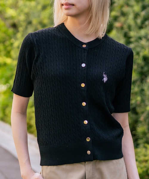 U.S. POLO ASSN.(ユーエスポロアッスン)の「【U.S. POLO ASSN./ユーエスポロアッスン】【1枚で着れる 半袖カーディガン】ケーブル編み 半袖カーディガン ワンポイントロゴ刺繍 きれいめ オフィス 通勤 冷房対策 トラッド 韓国ファッション(カーディガン/ボレロ・レディース・ホワイト/レッド/ネイビー/チャコールグレー/ブラック・MEDIUM/LARGE)」の2枚目の写真