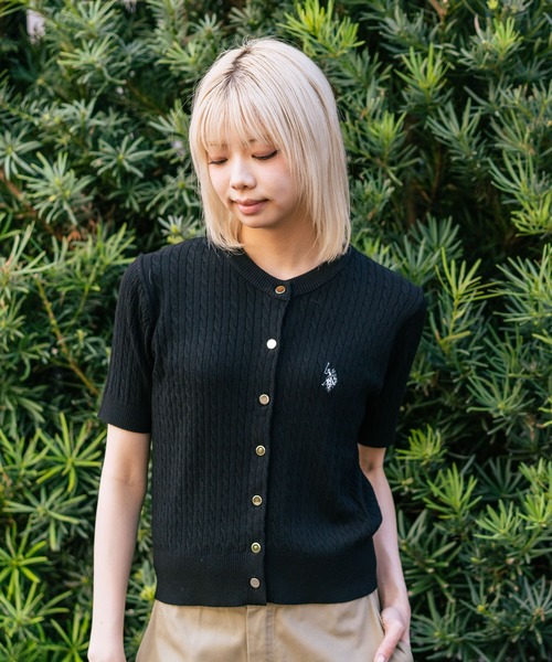 U.S. POLO ASSN.(ユーエスポロアッスン)の「【U.S. POLO ASSN./ユーエスポロアッスン】【1枚で着れる 半袖カーディガン】ケーブル編み 半袖カーディガン ワンポイントロゴ刺繍 きれいめ オフィス 通勤 冷房対策 トラッド 韓国ファッション(カーディガン/ボレロ・レディース・ホワイト/レッド/ネイビー/チャコールグレー/ブラック・MEDIUM/LARGE)」の10枚目の写真
