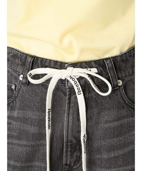 FRAY I.D（フレイアイディー）の「【Reebok】ドロストデニムパンツ（デニムパンツ・レディース・ライトブルー/ブラック・1/0）」の6枚目の写真