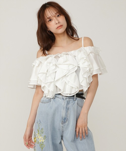 AND COUTURE（アンドクチュール）の「ラッフルフリルオフショルブラウス（シャツ/ブラウス・レディース・ブラック/オフホワイト/ブラウン/レッド・FREE）」の2枚目の写真