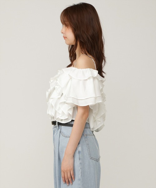 AND COUTURE（アンドクチュール）の「ラッフルフリルオフショルブラウス（シャツ/ブラウス・レディース・ブラック/オフホワイト/ブラウン/レッド・FREE）」の5枚目の写真